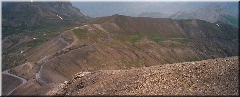 Cime de la Bonette - Links Nordrampe, rechts Südrampe