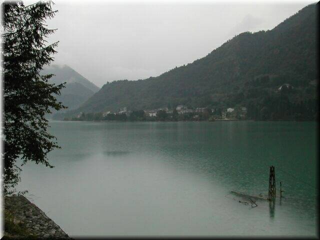 Still und starr ruht der Lago di Barcis