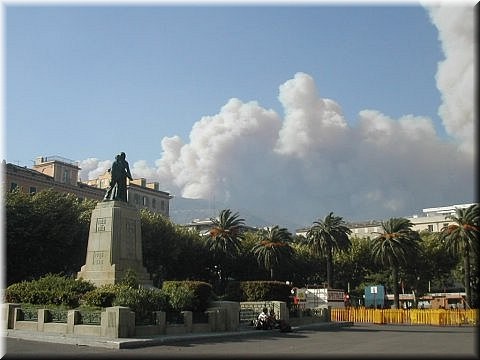 Rauchschwaden über Bastia