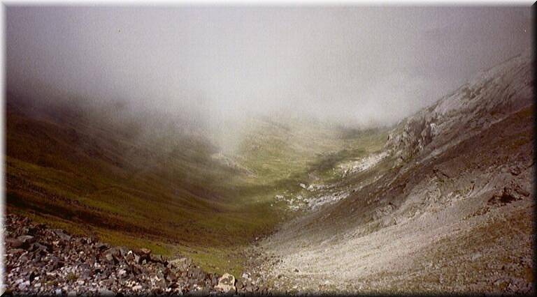 Nebel zieht aus dem Tal