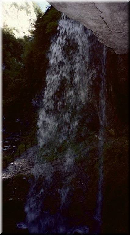 Hinter'm Wasserfall